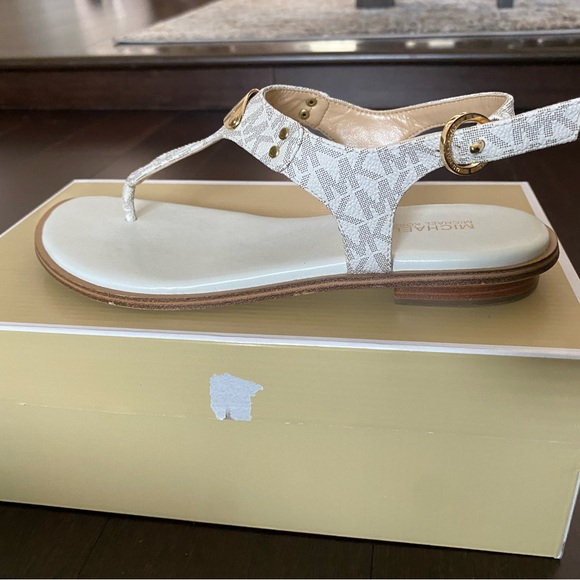 Michael Kors plate thong sandals with mini MK logo size 7M Like new with box. - Picture 6 of 10